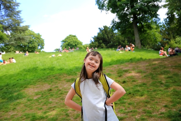 Retrato de menina sorrindo no parque