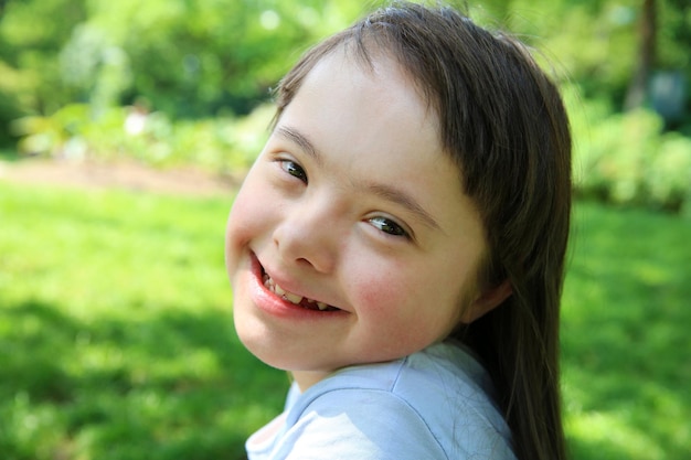 Retrato de menina sorrindo no parque