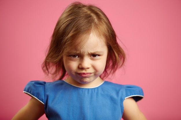 Retrato de menina triste em rosa isolado