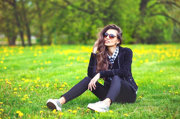 Retrato de menina verão. Mulher sorrindo feliz no verão ensolarado ou dia de primavera no parque