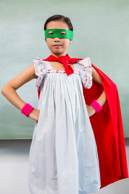 Foto retrato de menina vestida de super-herói