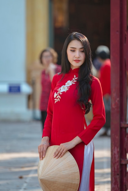 Retrato de menina vestido vermelho tradicional