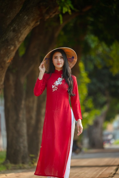 Retrato de menina vestido vermelho tradicional