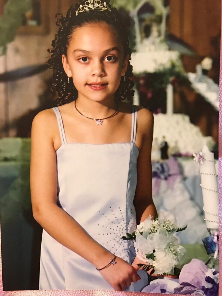Foto retrato de menina vestindo vestido branco e tiara durante o evento