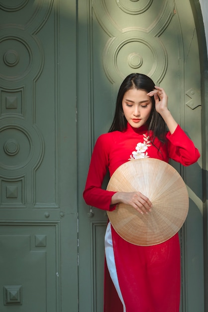 Foto retrato de menina vietnamita vestido vermelho tradicional