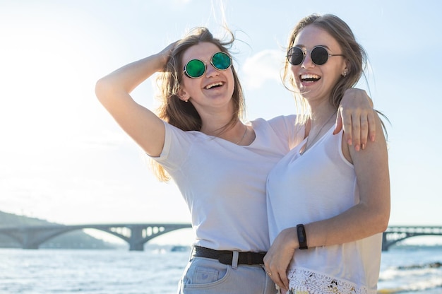 Retrato de meninas bonitas na praia contra o mar