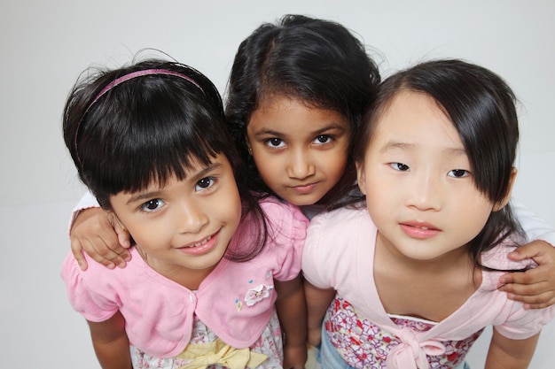 Foto retrato de meninas de pé contra fundo branco