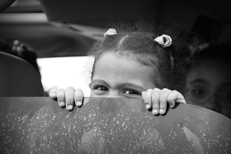Foto retrato de meninas escondidas na parede
