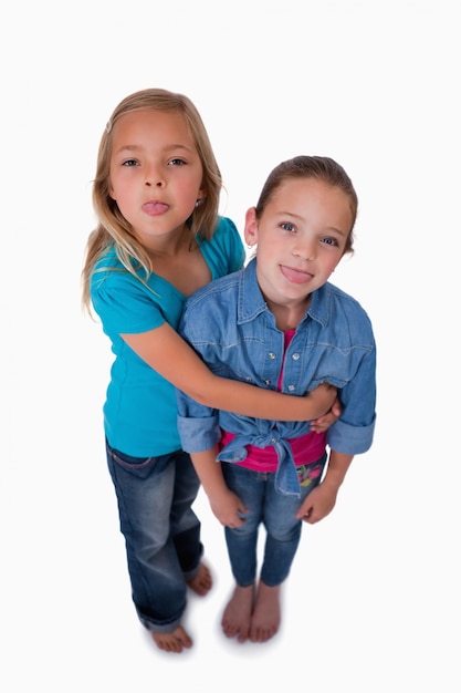 Foto retrato de meninas saindo da língua