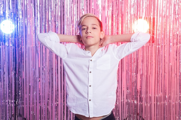 Retrato de menino adolescente em uma festa