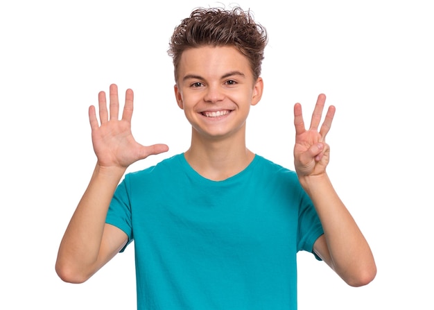 Foto retrato de menino adolescente feliz mostrando duas palmas 8 dedos isolados em fundo branco criança sorridente feliz fazendo gesto de número oito séries de fotos contam de 1 a 10