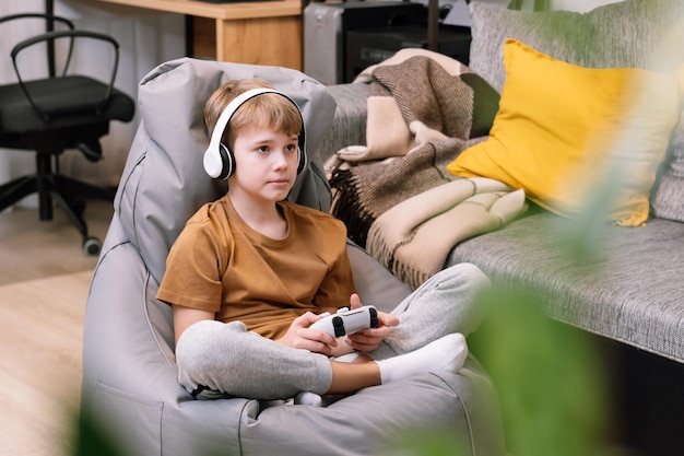 retrato do uma homem jogando uma jogos dentro uma Sombrio sala. celebridade  sentado baixa dentro uma brilhantemente aceso, confortável videogames  gabinete, ai gerado 29131472 Foto de stock no Vecteezy