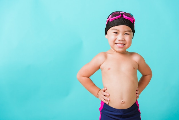 Retrato de menino asiático usando óculos e maiô nas férias de verão