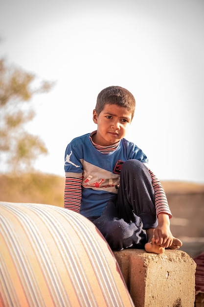 Retrato de menino beduíno na aldeia beduína South Sinai Egito