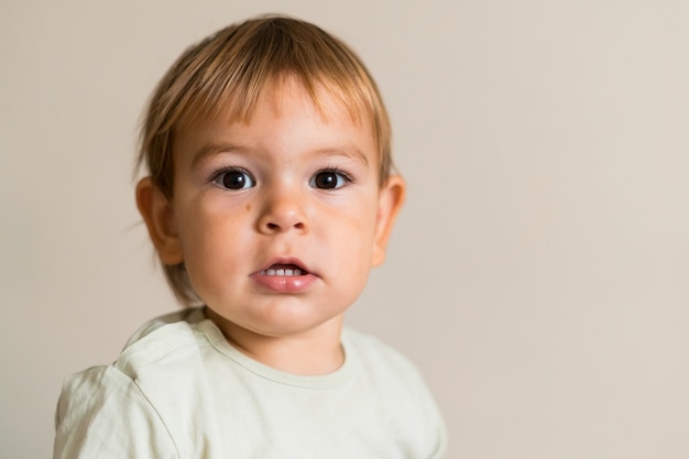 Retrato de menino bonito, isolado no fundo branco