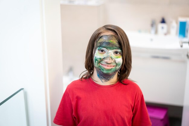 Retrato de menino bonito sorrindo com rosto pintado. foto de alta qualidade