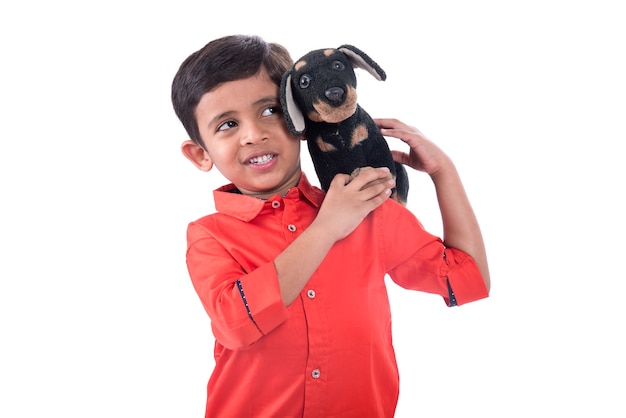 Retrato de menino brincando com seu bichinho de pelúcia em branco