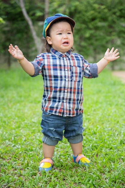 Foto retrato de menino chorando no parque