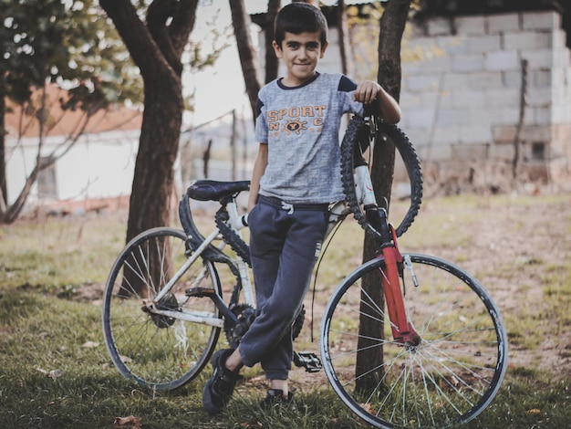 Foto retrato de menino com bicicleta
