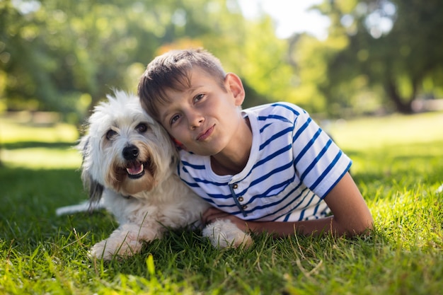 Retrato de menino com cachorro no parque