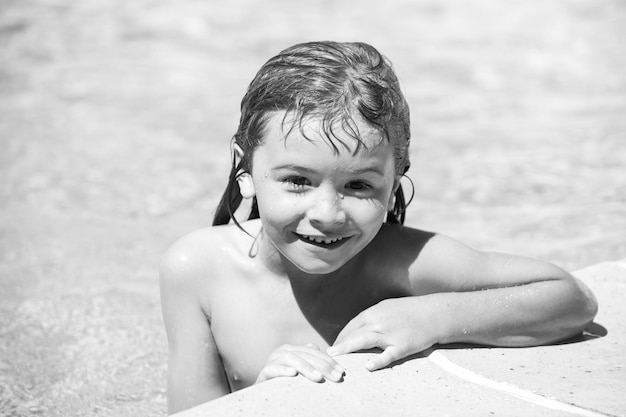 Retrato de menino criança nadar na piscina.