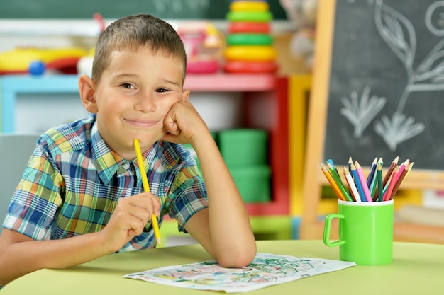 Retrato de menino desenhando com lápis