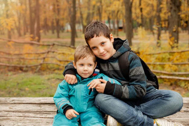 Retrato de menino e filho contra árvores