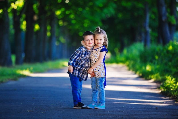 Retrato de menino e menina em um parque