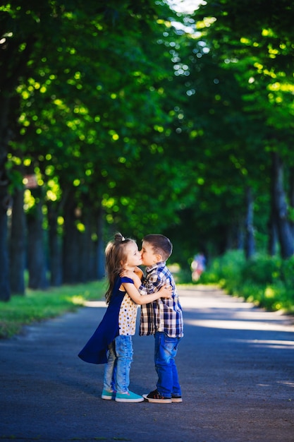 Retrato de menino e menina em um parque