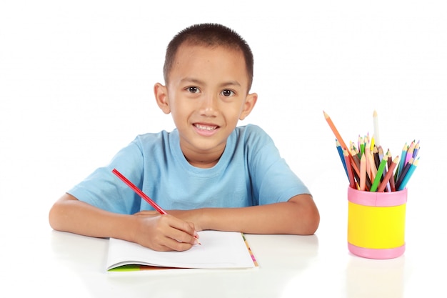 Retrato de menino estudando contra branco