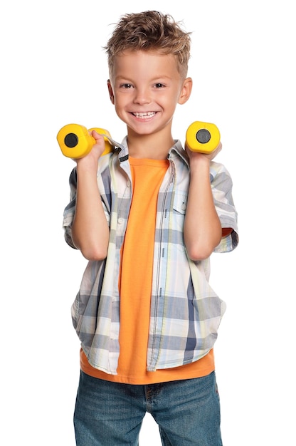 Retrato de menino feliz com halteres isolados em fundo branco