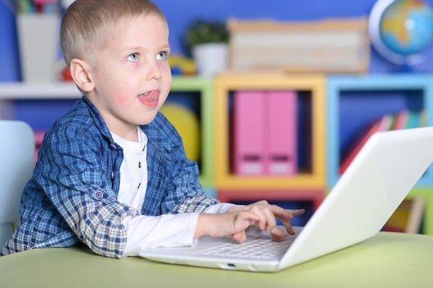 Retrato de menino feliz jogando videogame em casa