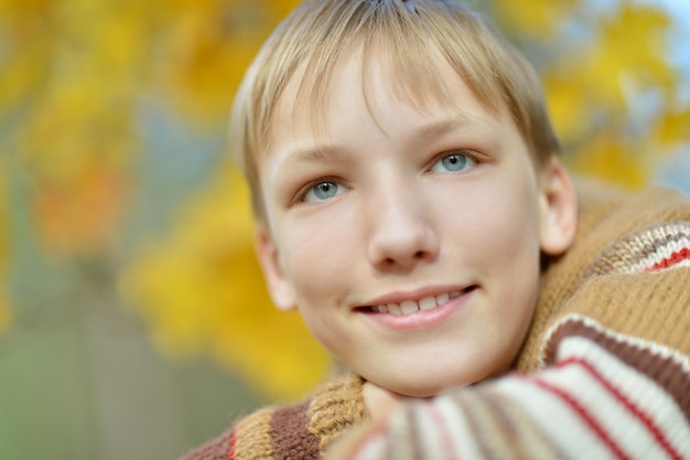 Retrato de menino feliz no parque outono
