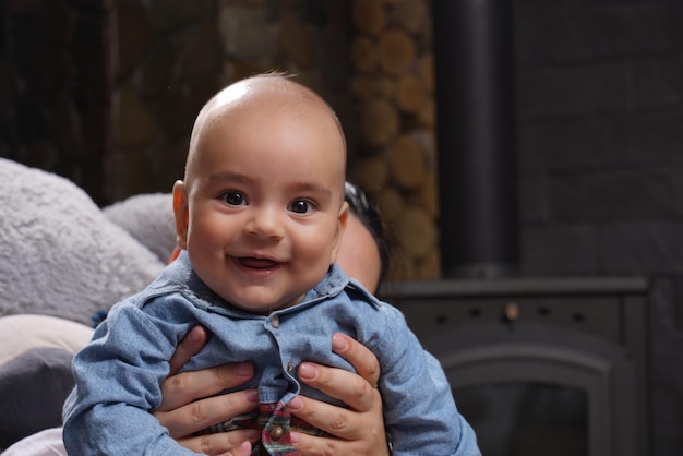 Foto retrato de menino fofo sorrindo em casa