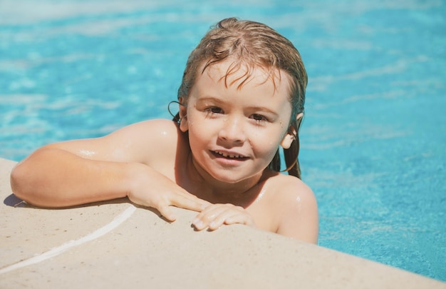 Retrato de menino garoto nadar na piscina.