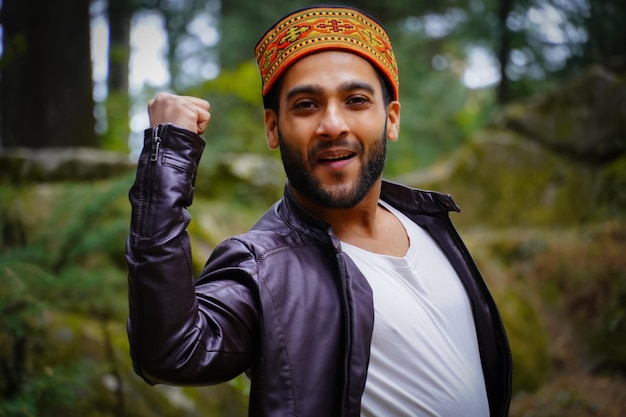 Retrato de menino himachali na rua no Himalaia