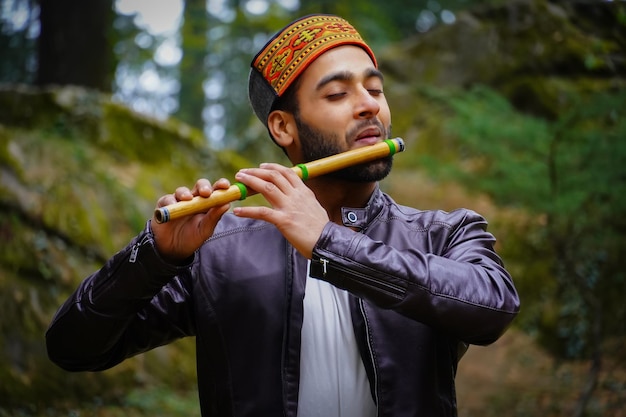 Retrato de menino himachali na rua no Himalaia