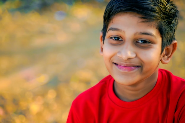 Foto retrato de menino indiano lindo