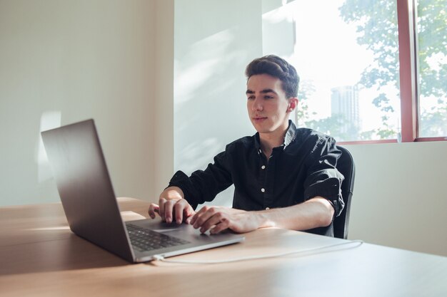 Foto retrato, de, menino, trabalhando, com, camisa escura, em, escritório