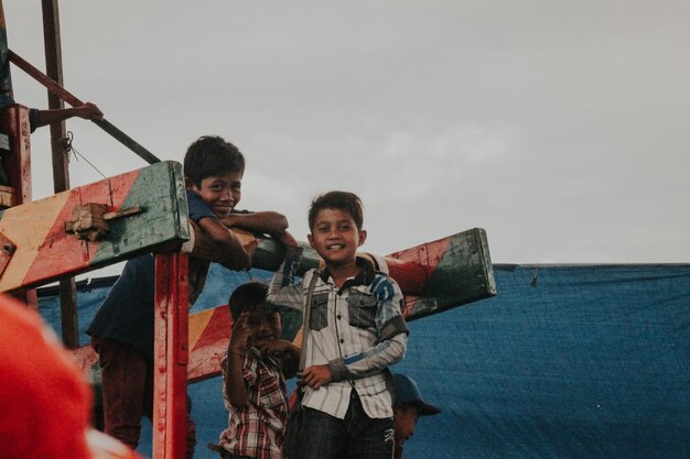 Retrato de meninos contra o céu