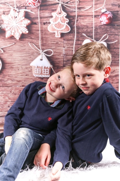 Foto retrato de meninos sorridente sentados em casa