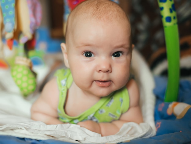 Retrato, de, mentindo, engraçado, caucasiano, menino bebê