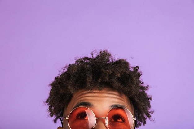 Retrato de metade do rosto de um jovem afro-americano feliz