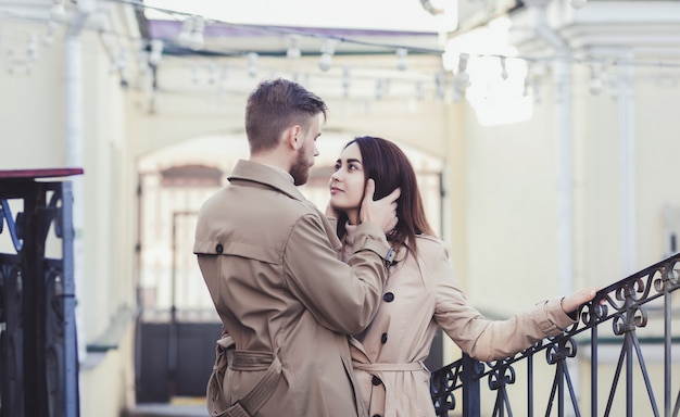 Retrato de moda ao ar livre do jovem casal sensual na cidade.