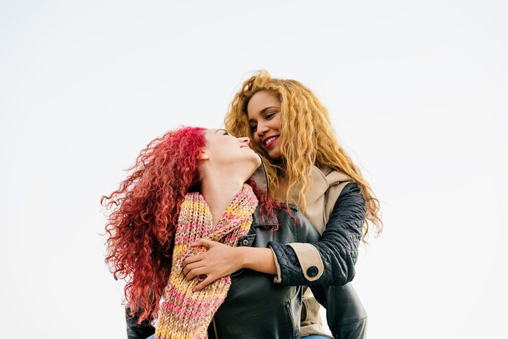 Foto retrato de moda ao ar livre, estilo de vida de dois amigos de meninas muito alegres.