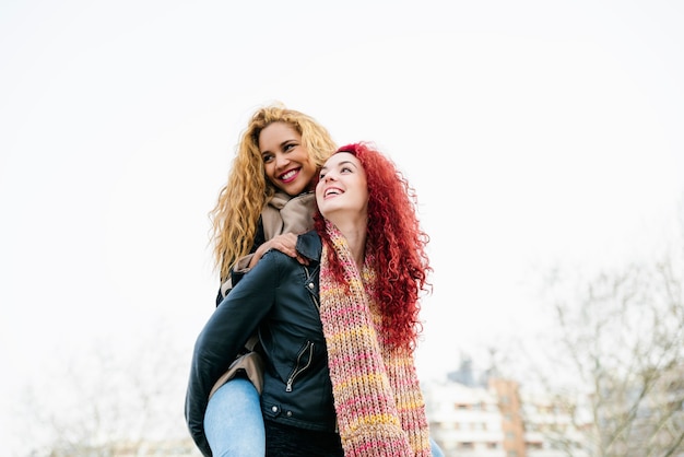 Retrato de moda ao ar livre, estilo de vida de dois amigos de meninas muito alegres.