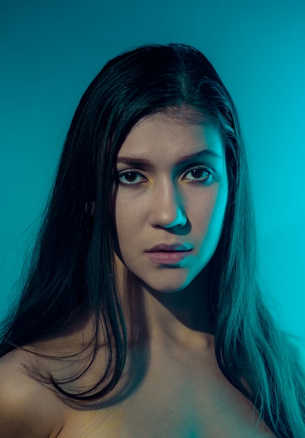 Foto retrato de moda beleza com luz de neon verde-azulado