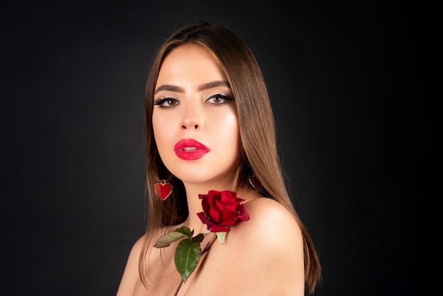 Retrato de moda de beleza linda mulher com maquiagem e flores rosas em fundo preto isolado em