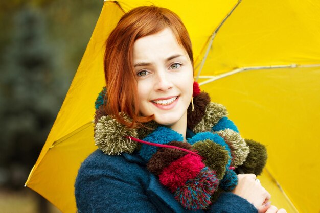 Retrato de moda de uma bela jovem na floresta de outono Garota com guarda-chuva