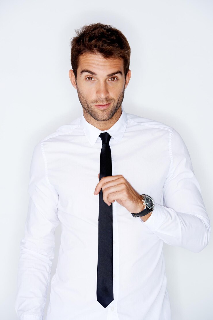 Foto retrato de moda e gravata com um homem de negócios em uma camisa em estúdio em um fundo branco para estilo corporativo empregado de trabalho e um jovem modelo confiante em uma roupa profissional vestido para seu trabalho
